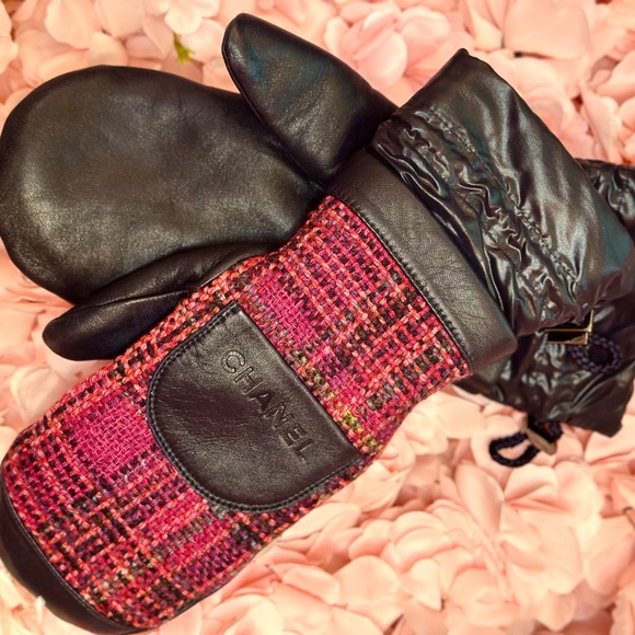 CHANEL Coco Neige Pink Tweed Pink Navy Leather Mittens - Picture 5 of 7